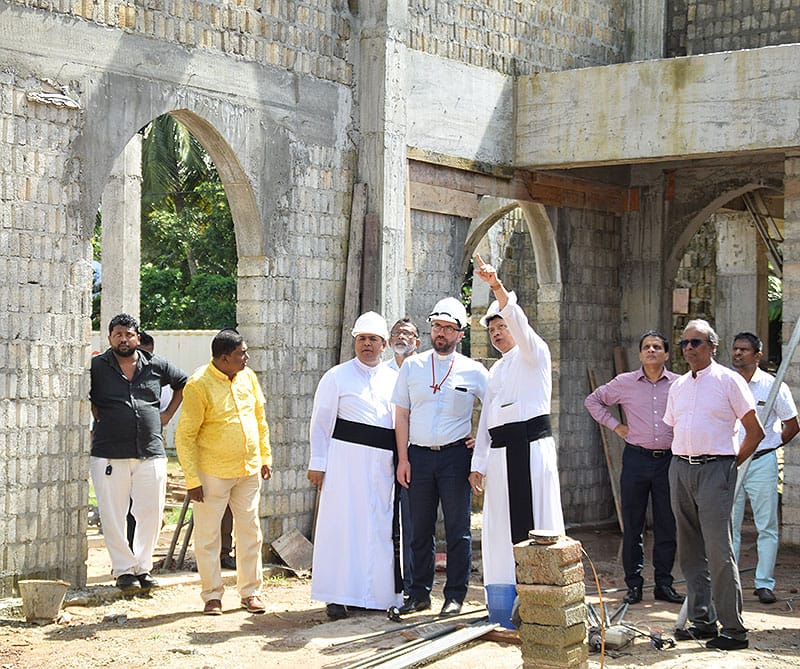 bouw van de Sint-Maximiliaan Kolbe-kerk in Vishakawatta, Sri Lanka