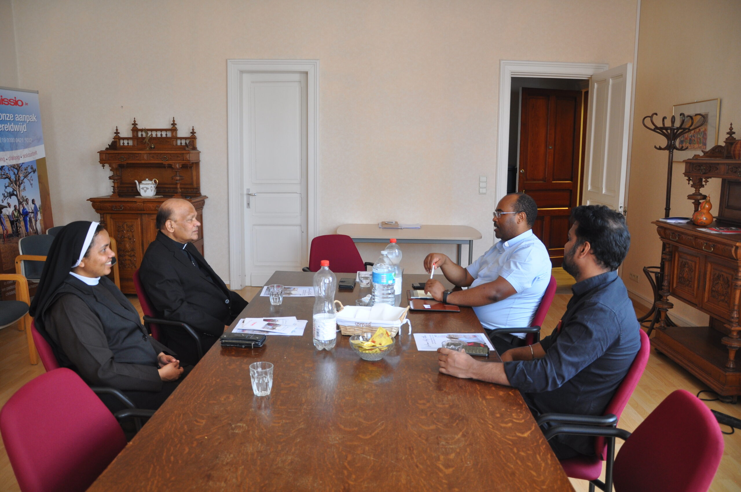 Bezoek van mgr. Varghese Chakkalakal aan Missio Belgi&euml; in aanwezigheid van pr. Marceline Suman en zr. Soli Chakkungel Devasia