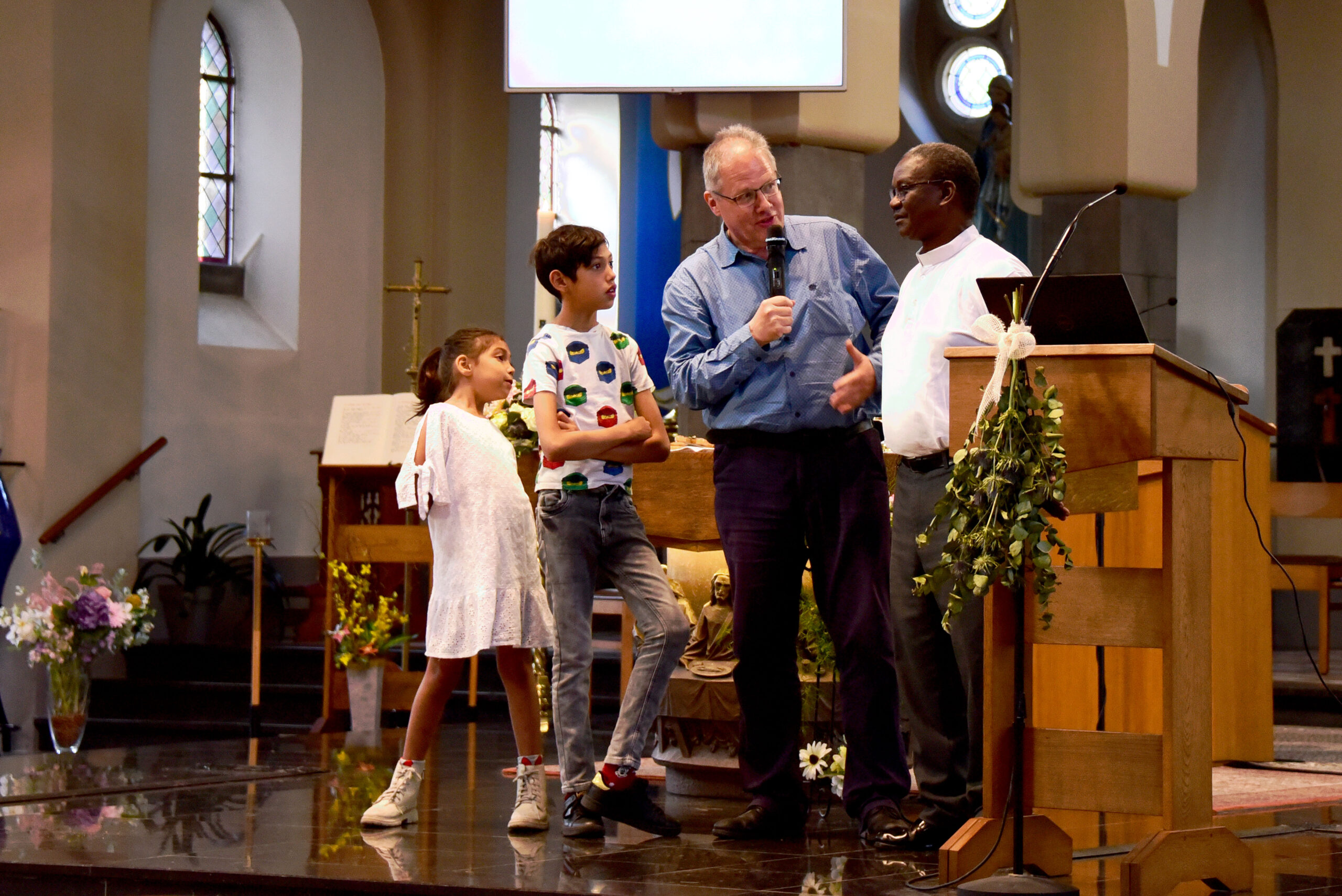 Santo Gaba s'entretient avec des enfants de Kinrooi sur l'importance de l'&eacute;ducation