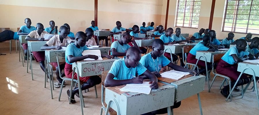 Gezond en zorgeloos naar een goede basisschool in Rumbek